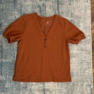 Loft v neck with deceptive buttons m rust